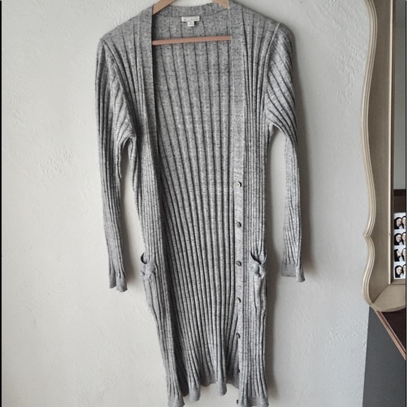 Long gray Gap button up throw over - Picture 2 of 6